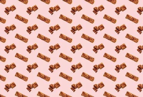 A pattern with an energy bar on a pink background. Sports nutrition. Foto stock