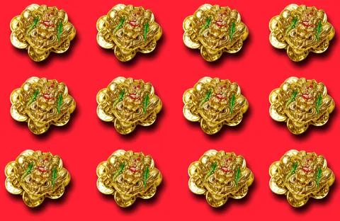 Pattern with a figure of a money toad or money frog on a red background. Symb Foto stock