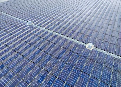 Pattern of floating solar panels generating sustainable green energy Stockfoto's