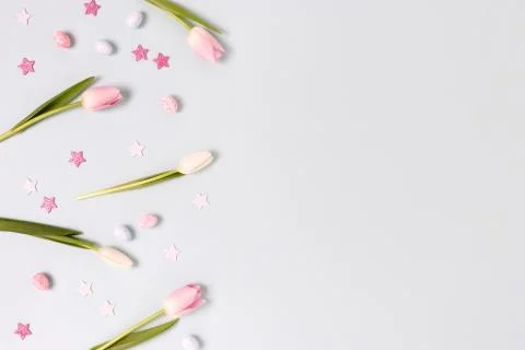 Pattern frame made of flowers, confetti and easter eggs. Foto stock