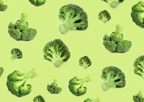 Pattern of fresh green broccoli on light green background Stockfoto's