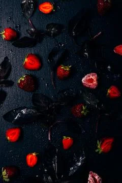 Pattern of fresh red strawberries and purple basil leaves Foto stock
