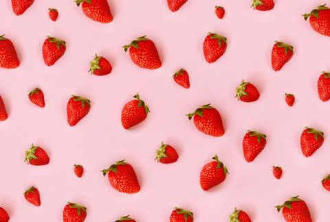 Pattern of fresh red strawberry on pink background, top view. Scattered berries Foto stock