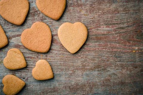A pattern of ginger biscuits on a gray wooden table. Foto stock