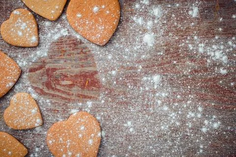 Pattern of ginger biscuits on a gray wooden table sprinkled with flour Foto stock