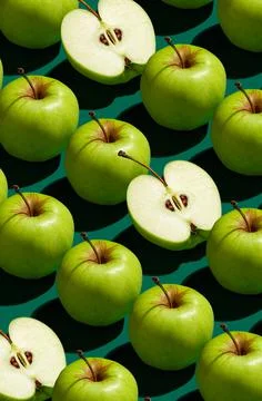 Pattern of green apples on a solid green background Foto stock