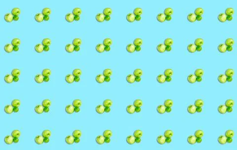 A pattern with green lime and apples on a blue background. Fruit diet background Foto stock