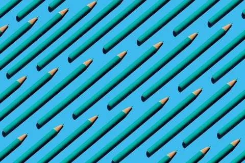 Pattern from green pencils on a blue background. Learning, education, school Foto stock