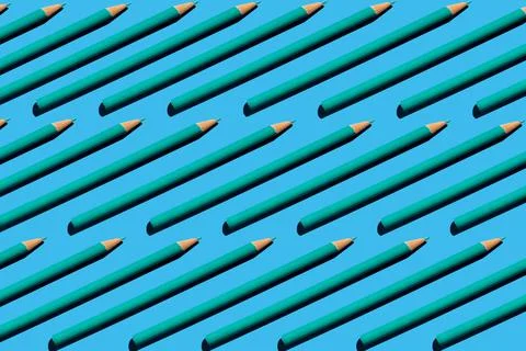 Pattern from green pencils on a blue background. Learning, education, school Foto stock