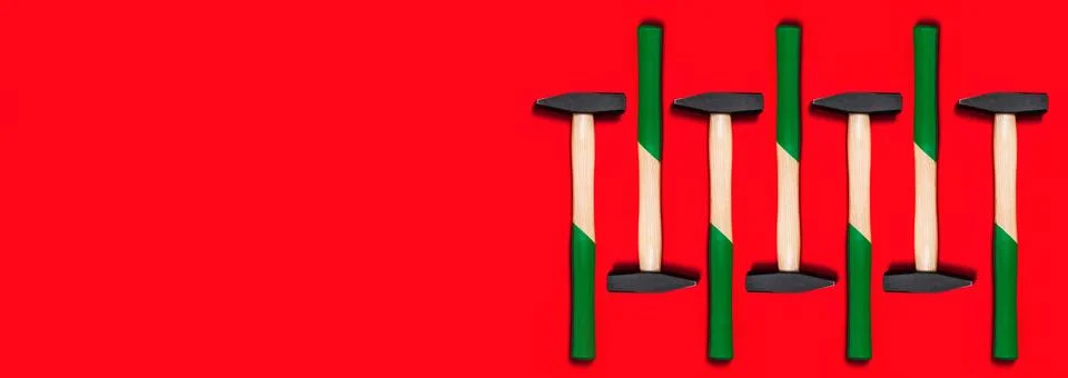 Pattern of hammers isolated on red background. Shop banner with construction 스톡 사진