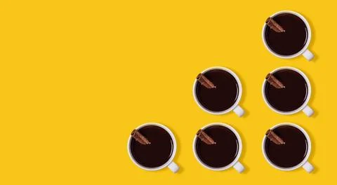 Pattern Hot chocolate cups with cinnamon. Warming winter or autumn drink c... Foto stock