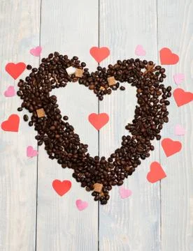 Pattern made of coffee beans, sugar cubes, anise and hearts Foto stock