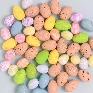 Pattern made of colorful easter eggs on a blue pastel background. 스톡 사진