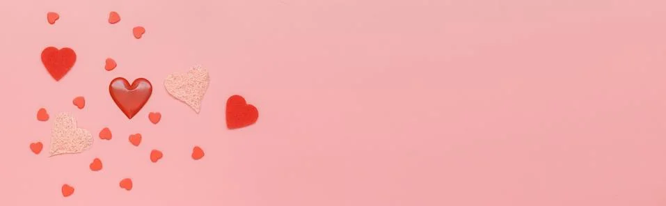 Pattern made of red hearts on pink background. Flat lay, top view, copy space Foto stock