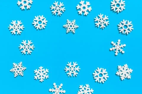 Pattern made of snowflakes on blue background. Foto stock