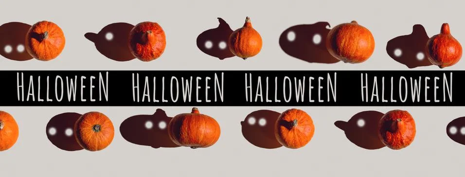 Pattern of many different pumpkins with a hard shadow on a gray background Stockfoto's