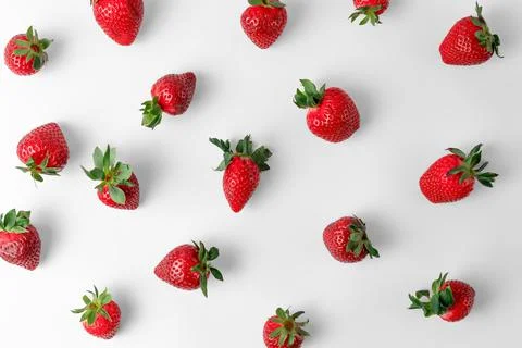 Pattern with many red fresh whole strawberries on a white background with nat 스톡 사진