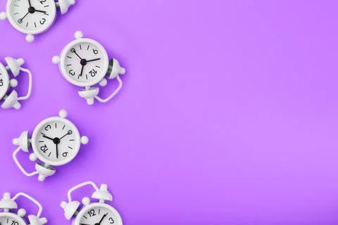 A pattern of many white classic alarm clocks in the form of a pattern on a pu Foto stock