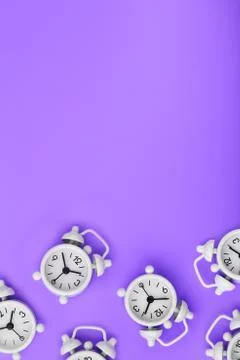 A pattern of many white classic alarm clocks in the form of a pattern on a pu Foto stock