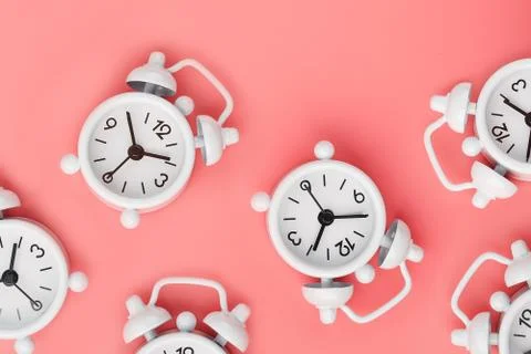 A pattern of many white classic alarm clocks in the form of a pattern on a pi Foto stock