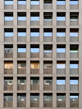 Pattern with mirror windows of skyscraper in front of skyscrapers Foto stock