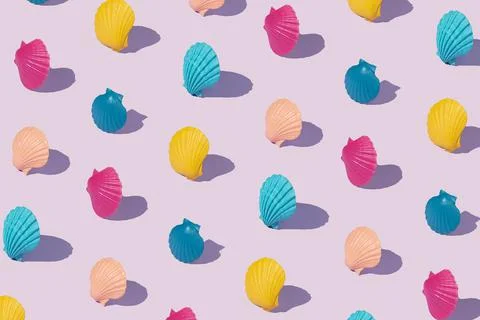 Pattern with multicolored shells on a purple background. Foto stock