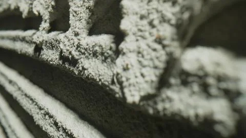 Pattern of notched trowel strokes on the gray surface of cement putty for laying Foto stock