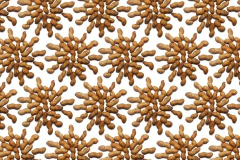 Pattern of Nuts - unpeeled peanuts on a white background in the shape of a ci Foto stock