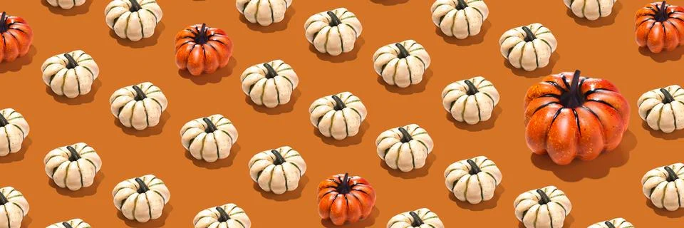 Pattern of orange and white pumpkins with one big pumpkin on orange backgroun Foto stock