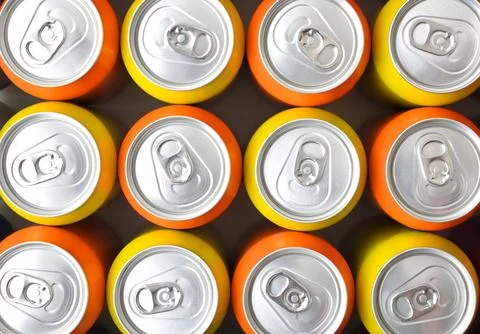 Pattern of orange and yellow drink cans top view Foto stock