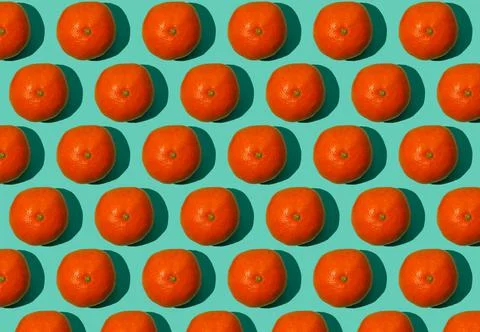 Pattern of orange tangerines on a turquoise background. Fruit with shadow. New Foto stock
