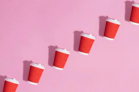 Pattern of paper cups on pink background. Foto stock
