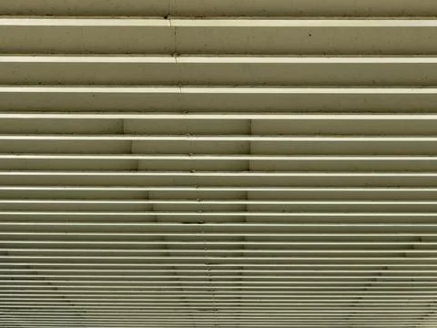 Pattern of parallel horizontal concrete slats in receding perspective Stockfoto's