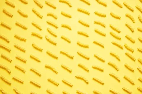 Pattern of pasta on a yellow background. The view from the top. Foto stock