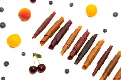 Pattern pastila fruit leather rolls up with fruits on white background. Horizont Fotos de archivo
