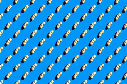 Pattern of peanuts with shell. Fashionable sunny pattern of peanuts with shel Foto stock