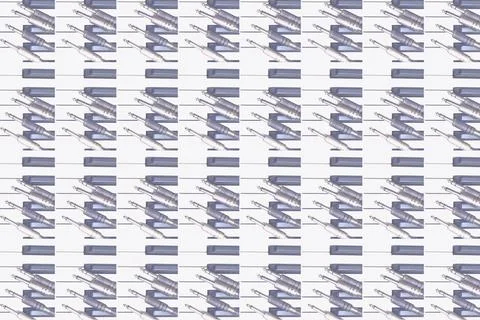 Pattern of piano synth keyboard keys and cables with jacks Foto stock