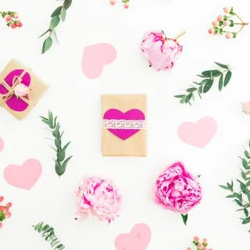 Pattern of pink peonies, roses and eucalyptus branches and gifts on white bac Foto stock