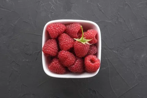 Pattern of raspberry on dark rock background. Flat lay summer berries - red r 스톡 사진