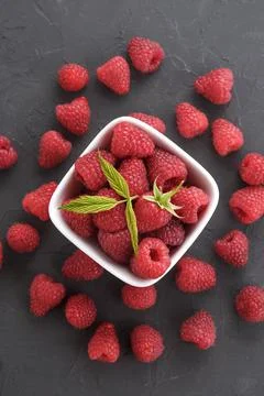 Pattern of raspberry on dark rock background. Flat lay summer berries - red r 스톡 사진