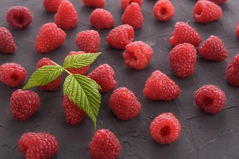 Pattern of raspberry on dark rock background. Flat lay summer berries - red r 스톡 사진