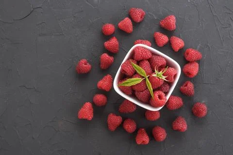 Pattern of raspberry on dark rock background. Flat lay summer berries - red r 스톡 사진