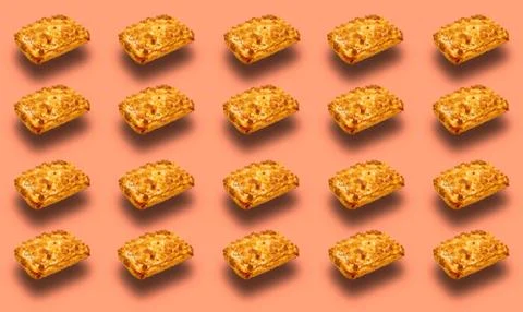 A pattern with a rectangular shortbread on a coral-colored background. Stock-Fotos