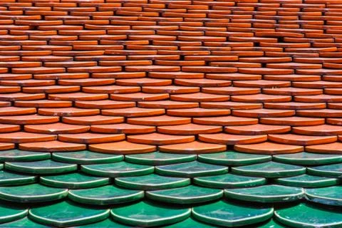 Pattern of red and green tiles on a roof. Wat Phra Kaew Palace, also known as Stock-Fotos
