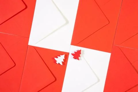 Pattern from red and white envelopes with red and white wooden trees. 스톡 사진