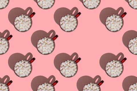 Pattern of red cups with coffee or cocoa with marshmallows with hard shadows Foto stock