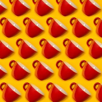 Pattern of red cups on a yellow background. Stock-Fotos