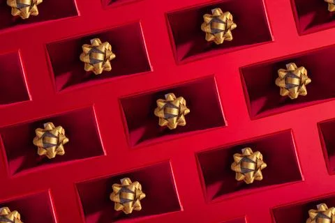 Pattern Red gift box with golden ribbon on red background. Christmas, New Y.. Foto stock