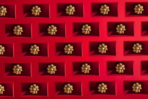 Pattern Red gift box with golden ribbon on red background. Christmas, New Y.. Foto stock