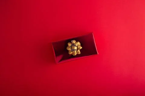 Pattern Red gift box with golden ribbon on red background. Christmas, New Y.. Foto stock